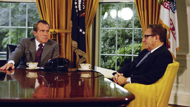 Le président des USA Richard Nixon (gauche) et le secrétaire d'Etat Henry Kissinger dans le bureau ovale de la Maison Blanche, à Washington, le 16 octobre 1973 [AP Photo/Keystone - John Duricka]