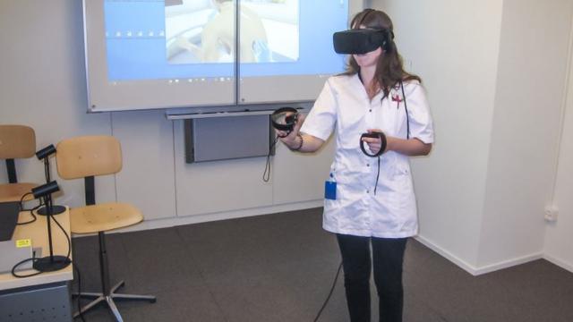 Une infirmière s'entraîne à la pratique de la transfusion sanguine via un programme de réalité virtuelle développé par Ubisim, une start-up de l'EPFL. [Ubisim]