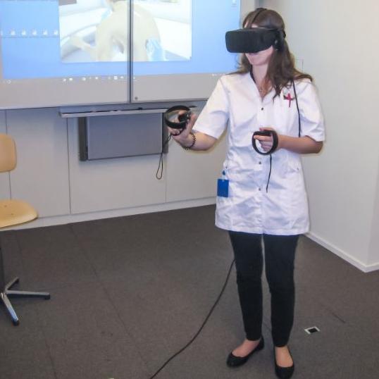 Une infirmière s'entraîne à la pratique de la transfusion sanguine via un programme de réalité virtuelle développé par Ubisim, une start-up de l'EPFL. [Ubisim]