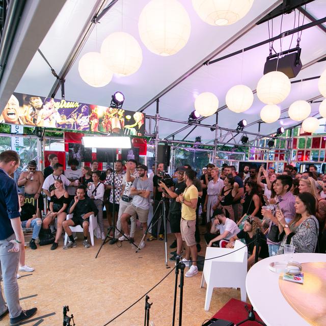 La foule pour Tataki sur la terrasse de la RTS. [RTS - Jérôme Genet]