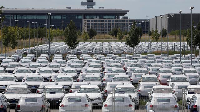 Un parking utilisé par VW sur le site du nouvel aéroport de Berlin Brandenbourg, en construction. [Keystone - Wolfgang Kumm]