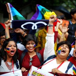 Des activistes LGBT en Inde célébrant la dépénalisation par la Cour suprême des pratiques homosexuelles. [EPA/ Keystone - Piyal Adhikary]