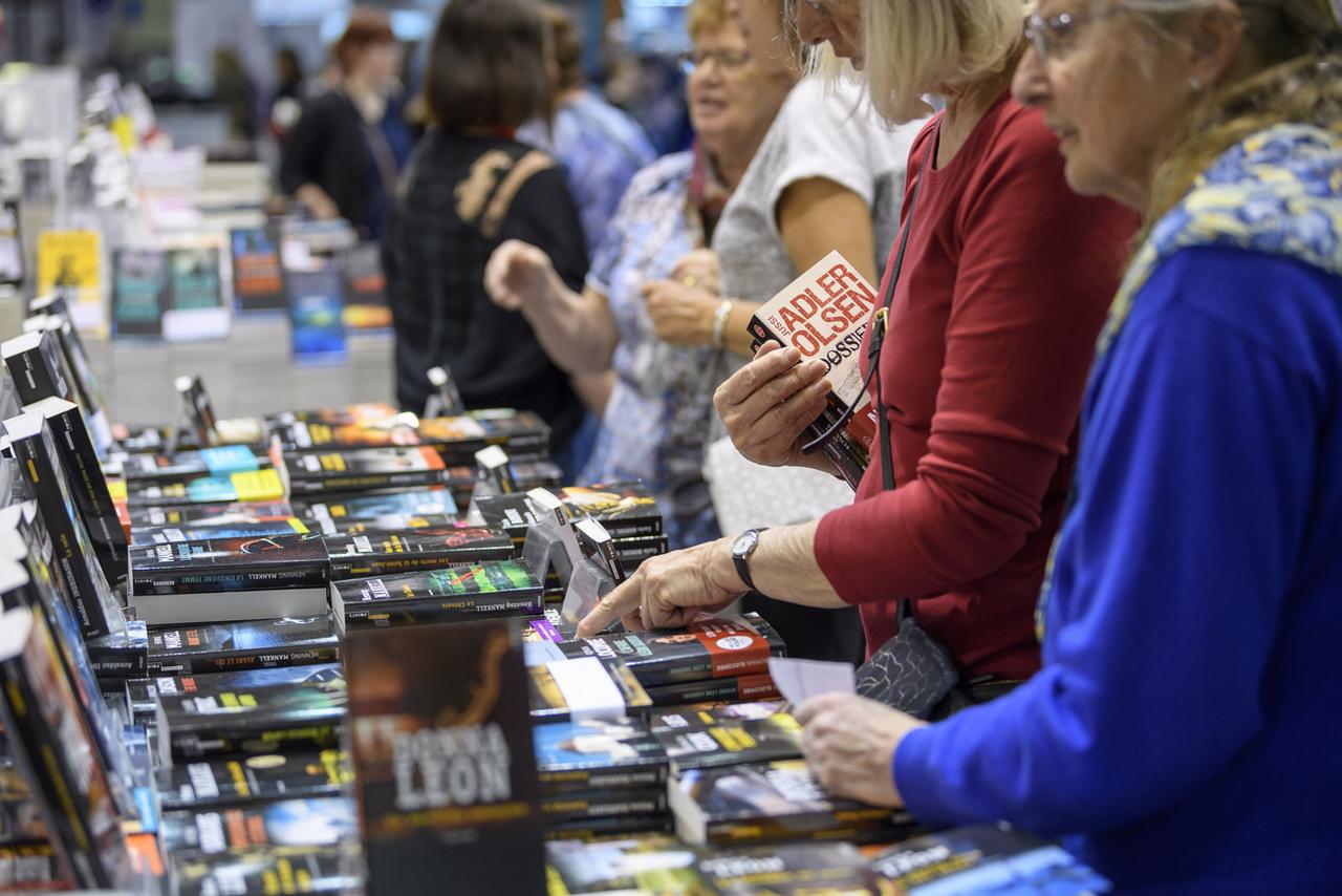 Des visiteurs au 32e Salon du livre à Genève. [Keystone - Martial Trezzini]