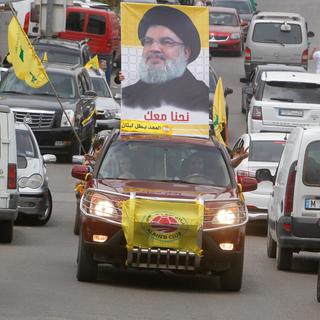 Une voiture arborant les couleurs du mouvement chiite Hezbollah, et l'effigie de son leader Hassan Nasrallah.
