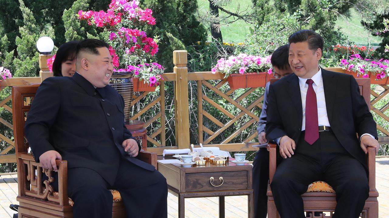 Le leader nord-coréen Kim Jong-un (gauche) a rencontré le président chinois Xi Jinping (droite) à Dalian. [afp - XINHUA]