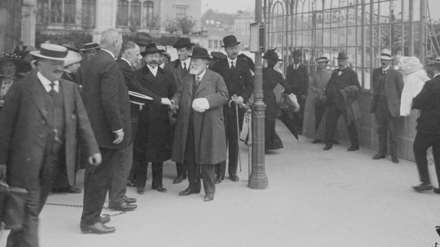 Photographie du départ de Saint-Saëns sur le quai d’embarquement de Vevey, le 21 mai 1913. [collection du château-Musée de Dieppe - Stéphane Leteuré]