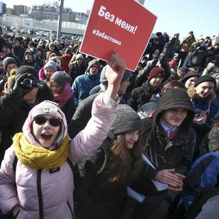 Plusieurs milliers de Russes sont descendus dans la rue pour dénoncer l'élection présidentielle de mars prochain. [Keystone - Aleksander Khitrov - AP Photo]