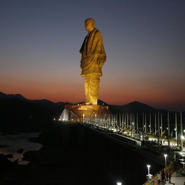 Vendredi 2 novembre: la nouvelle statue de l'unité inaugurée cette semaine en Inde, un monument de 182 mètres de haut représentant un leader de l'indépendance. [Keystone - AP Photo/Ajit Solanki]
