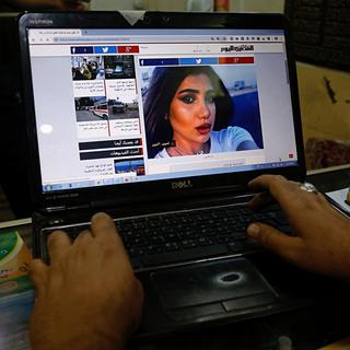 Une photo de la blogueuse assassinée Tara Fares, sur l'ordinateur d'un de ses fans. [AP - KARIM KADIM]