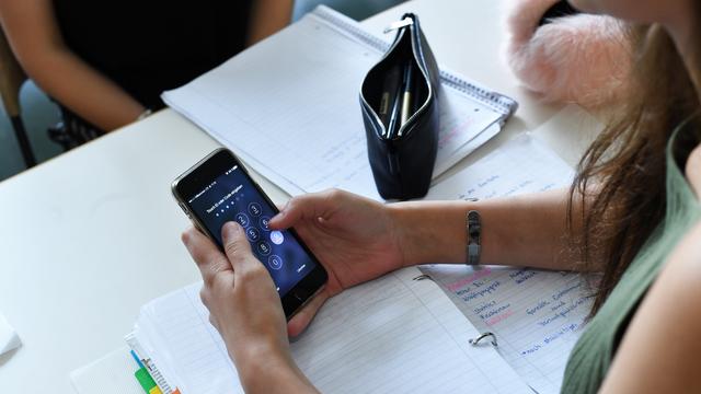 Interdire le portable à l'école, aussi bien pour les élèves que pour les enseignants. [SB/DPA/AFP - Jens Kalaene]