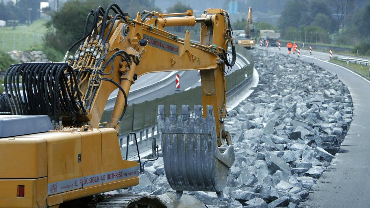 Chaque année, des millions de tonnes d'asphalte usagé sont retirées des routes suisses. [Keystone - Urs Flüeler]