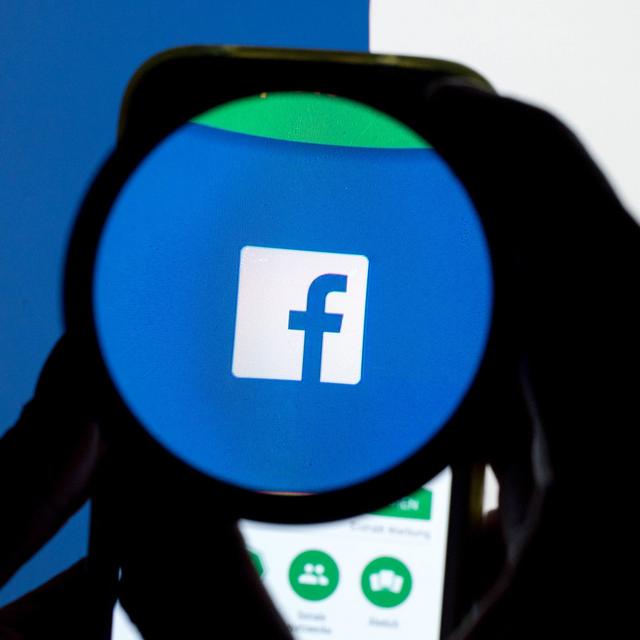 Accusé de censure, Facebook devra répondre à la justice française. [DPA/Keystone - Tobias Hase]
