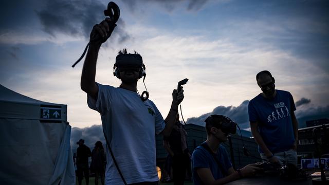 Un visiteur du festival teste un casque de réalité virtuelle sur un stand de la HEIG-VD. [Keystone - Jean-Christophe Bott]