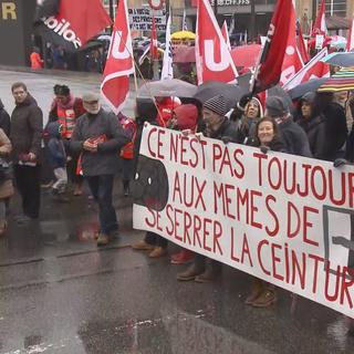 Près de 400 manifestants ont défilés samedi à Neuchâtel contre les mesures d'austérité. [RTS]