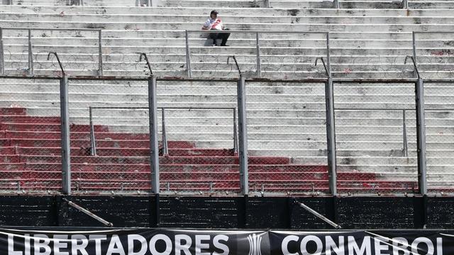 Un fan de River, seul dans les travées du Monumental après le 2e renvoi du match entre les deux géants argentins. [Alejandro Pagni]