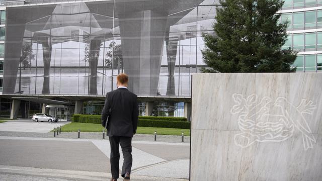 Une oeuvre exposée sur la façade du siège de Nestlé à Vevey, dans le cadre du Festival Images en 2016. [Keystone - Laurent Gilliéron]