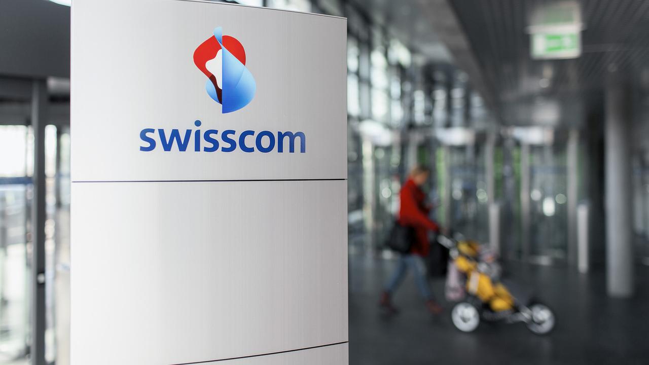 Logo de Swisscom au siège de l'opérateur semi-public de télécommunications à Berne. [Keystone - Gaetan Bally]