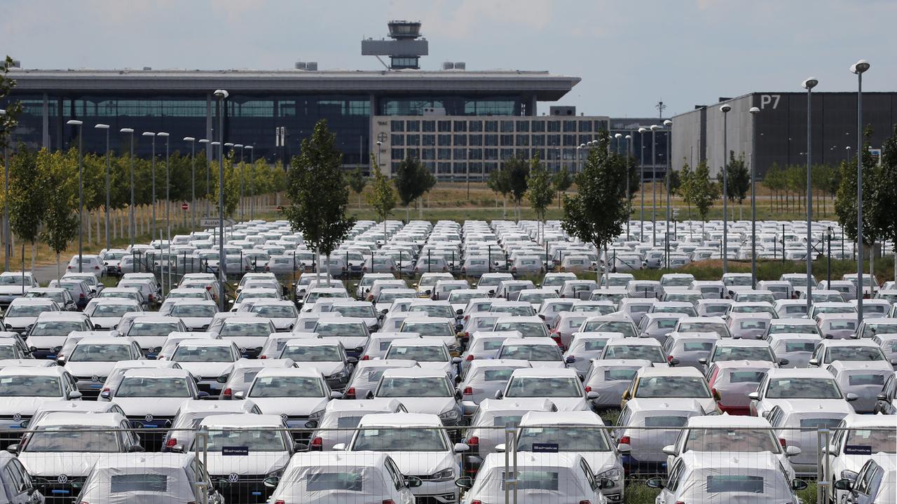 Des milliers de voitures de la marque VW ont été stockées à l'aéroport de Berlin-Brandebourg. [DPA/Keystone - Wolfgang Kumm]