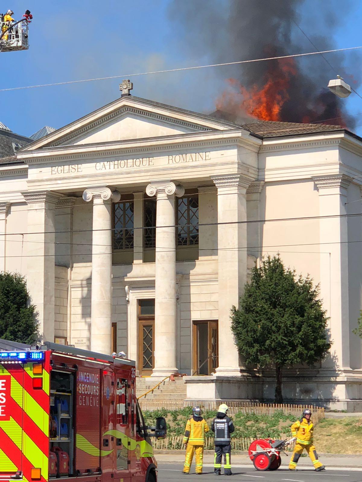 Le feu a pris dans les combles de l'église Sacré-Coeur. [RTS - Isaias Bezerra]