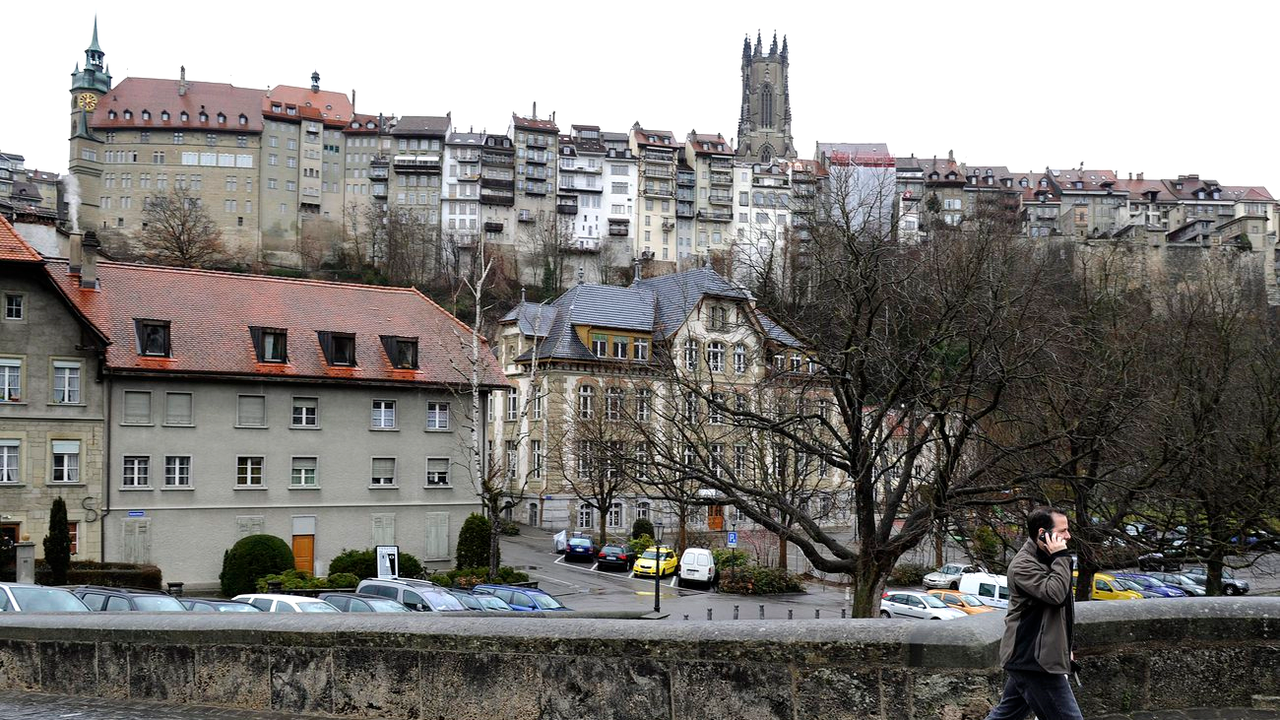 Vue sur la cathédrale de Fribourg depuis la Basse-Ville. [Keystone - Jean-Christophe Bott]