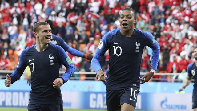 La joie d'Antoine Griezmann et Kylian Mbappé après l'ouverture du score. [Keystone - David Vincent]