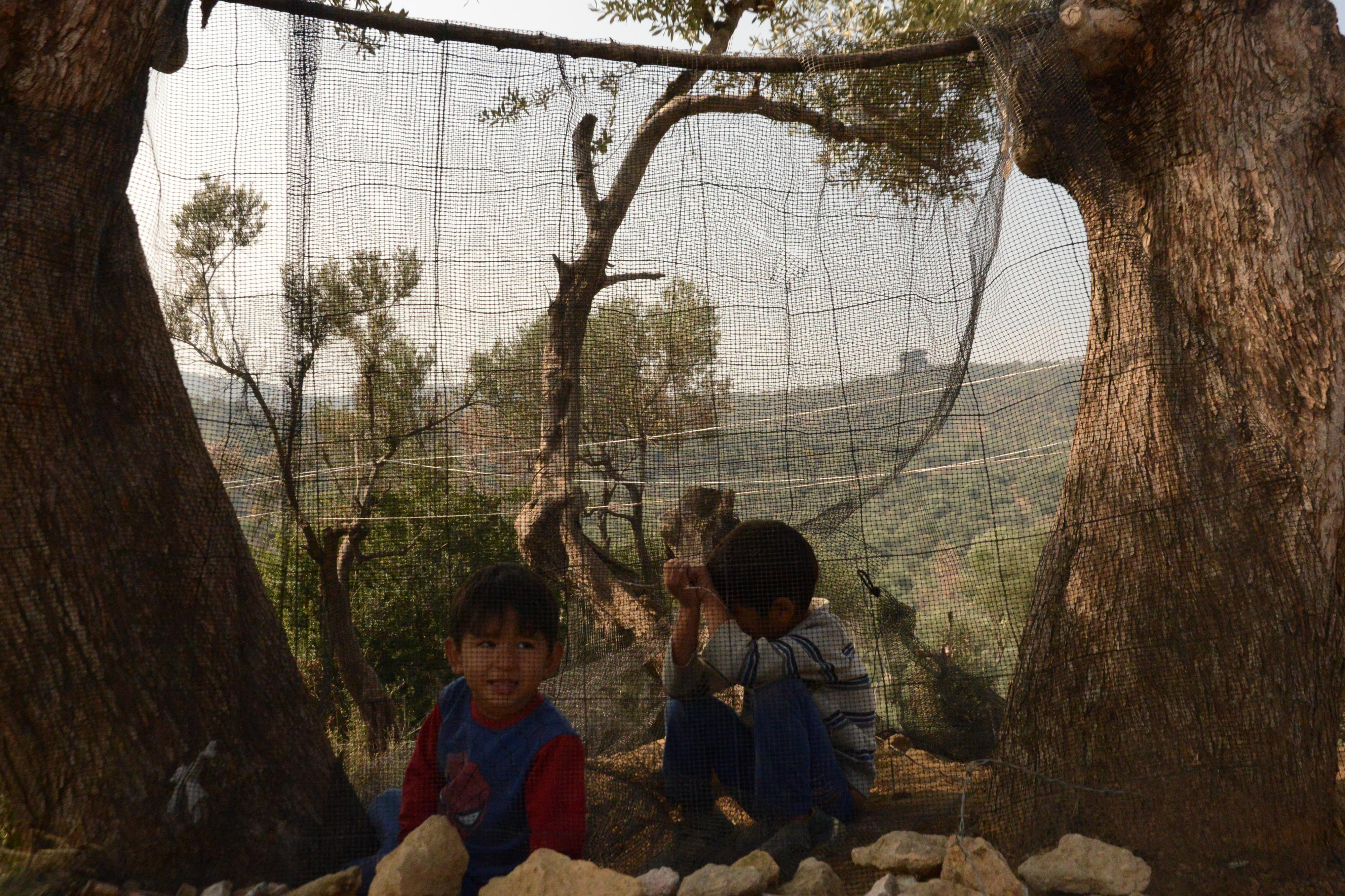 Les enfants du camp de Moria, sur l'île grecque de Lesbos, s'amusent avec ce qu'ils trouvent à proximité. [RTS - Angélique Kourounis]