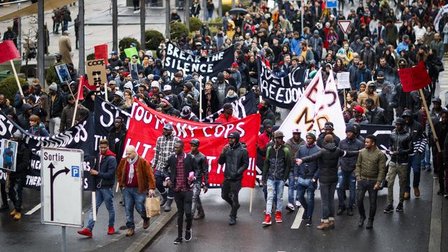 Les manifestants étaient au nombre de cinq cents, selon la police. [Keystone - Valentin Flauraud]