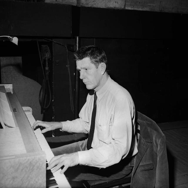 Le compositeur américain John Cage joue du piano à Paris en 1966. [AFP - Lipnitzki / Roger-Viollet / Roger-Viollet]