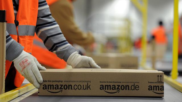 Amazon veut suivre les mains des employés pour savoir s'ils font bien leur travail. [DPA/Keystone - Jan-Philipp Strobel]