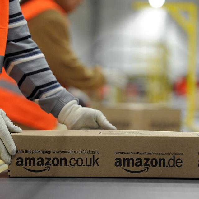 Amazon veut suivre les mains des employés pour savoir s'ils font bien leur travail. [DPA/Keystone - Jan-Philipp Strobel]