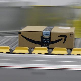 Le géant américain Amazon s'est associé avec La Poste pour intégrer le marché suisse. [AP/Keystone - Rich Pedroncelli]