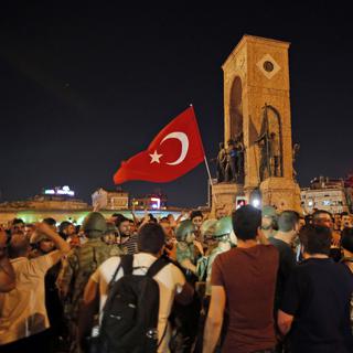 Des supporters du président turc Erdogan face à des militaires, la nuit de la tentative de putsch, le 16 juillet 2016 (image d'illustration). [AP Photo/Keystone - Emrah Gurel]