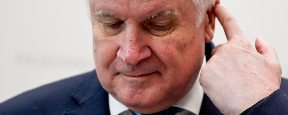 Le ministre de l'Intérieur allemand Horst Seehofer a annoncé son retrait de la présidence de la CSU. [Keystone/EPA - Filip Singer]