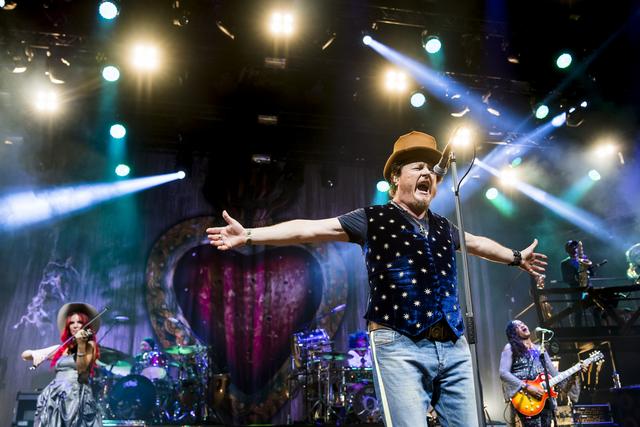 Le chanteur italien Zucchero sur la scène de l'Auditorium Stravinski au Montreux Jazz Festival en 2018. [Keystone - Jean-Christophe Bott]