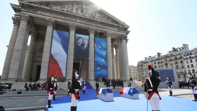 Les cercueils de Simone Veil et de son mari devant le Panthéon, à Paris. [Keystone - Ludovic Marin - EPA]