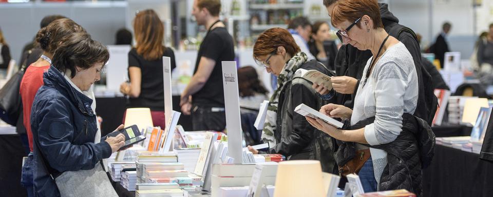 Des visiteurs du Salon du Livre et de la Presse en 2017, à Genève. [Keystone - Martial Trezzini]