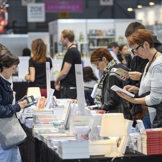 Des visiteurs du Salon du Livre et de la Presse en 2017, à Genève. [Keystone - Martial Trezzini]