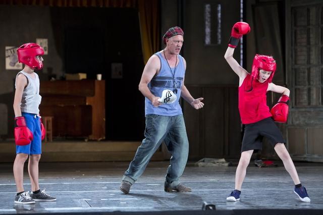 Image de la comédie musicale "Billy Elliot" à l'Opéra de Budapest. [Opéra de Budapest - Attila Nagy, Zsófia Pályi, Péter Rákossy]