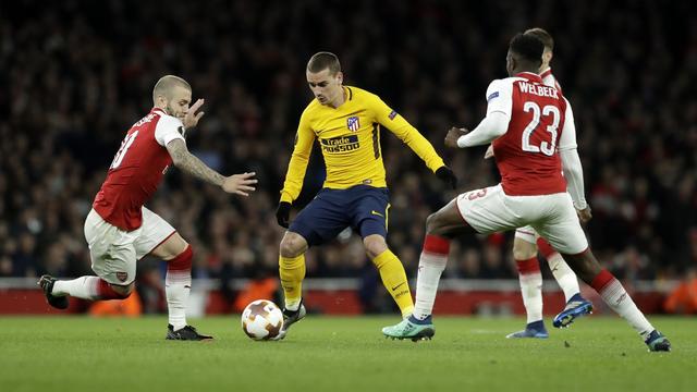 Griezmann à la lutte avec Wilshere et Welbeck. [Matt Dunham]