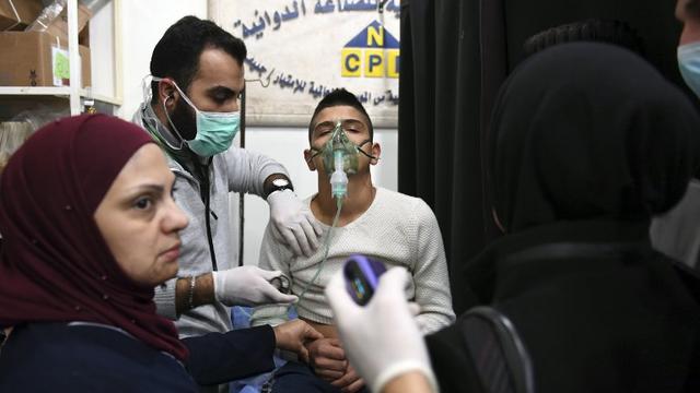 Un jeune Syrien traité dans un hôpital d'Alep après une possible attaque aux "gaz  toxiques" le 24 novembre 2018. [AFP - George OURFALIAN]