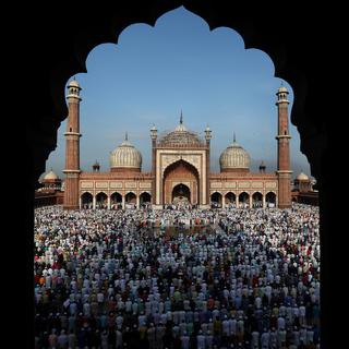 Mercredi 22 août: des musulmans prient à l'occasion de l'Aïd al-Adha à la mosquée Jama Masjid, à Delhi, en Inde. [Keystone - EPA/Rajat Gupta]