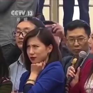 Le froncement de sourcils d'une journaliste provoque la colère du parti communiste. [capture d'écran Youtube]