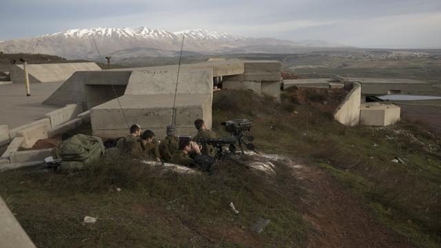Des soldats israéliens prennent position près de la frontière syrienne. [EPA/Keystone - Atef Safadi]