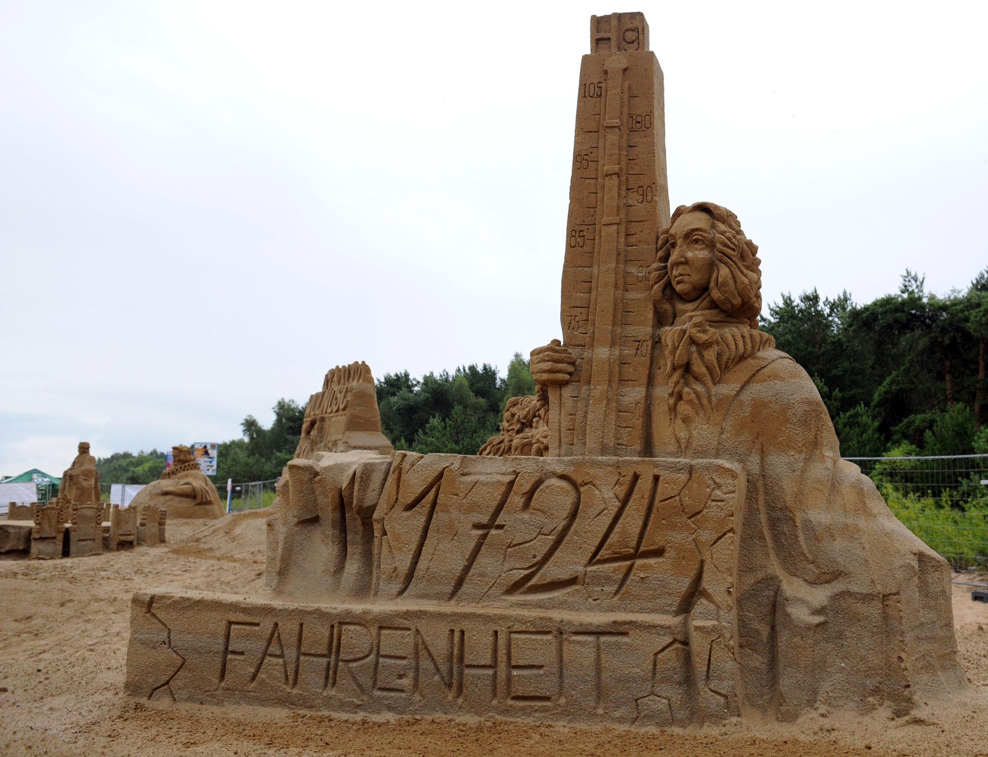 Une sculpture de sable à l'effigie de Daniel Gabriel Fahrenheit, à Gdansk, sa ville d'origine. [AFP - JANEK SKARZYNSKI]
