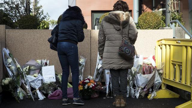 Deux fans de France Gall se recueillent devant le funérariume de Nanterre, ce 10 janvier 2018.