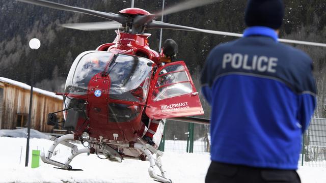 Policier et hélicoptère de sauvetage en Valais. (image d'illustration) [Keystone - Jean-Christophe Bott]