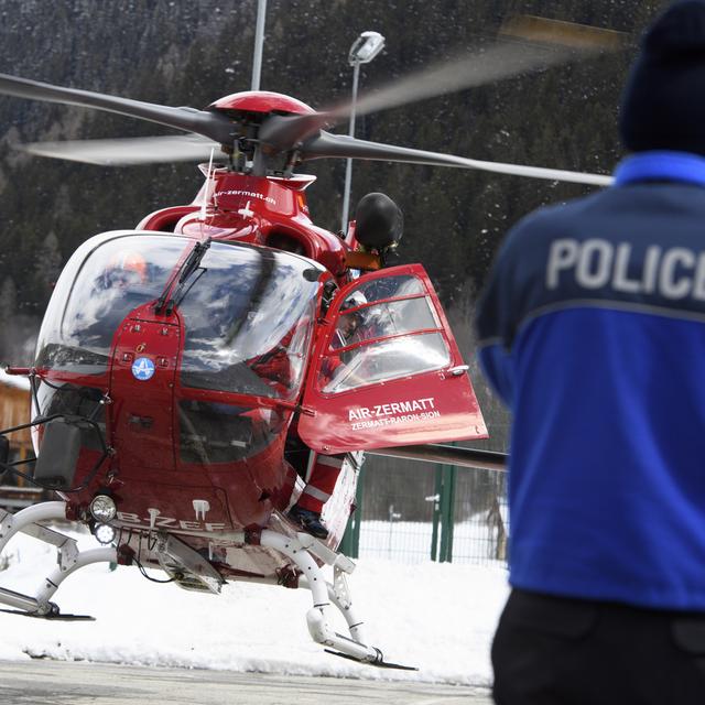 Policier et hélicoptère de sauvetage en Valais. (image d'illustration) [Keystone - Jean-Christophe Bott]