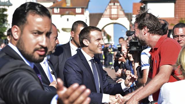 Alexandre Benalla (au premier plan) assure la sécurité d'Emmanuel Macron au Touquet le 18 juin 2017, lors du second tour de la présidentielle française. [AFP - Christophe Archambault]