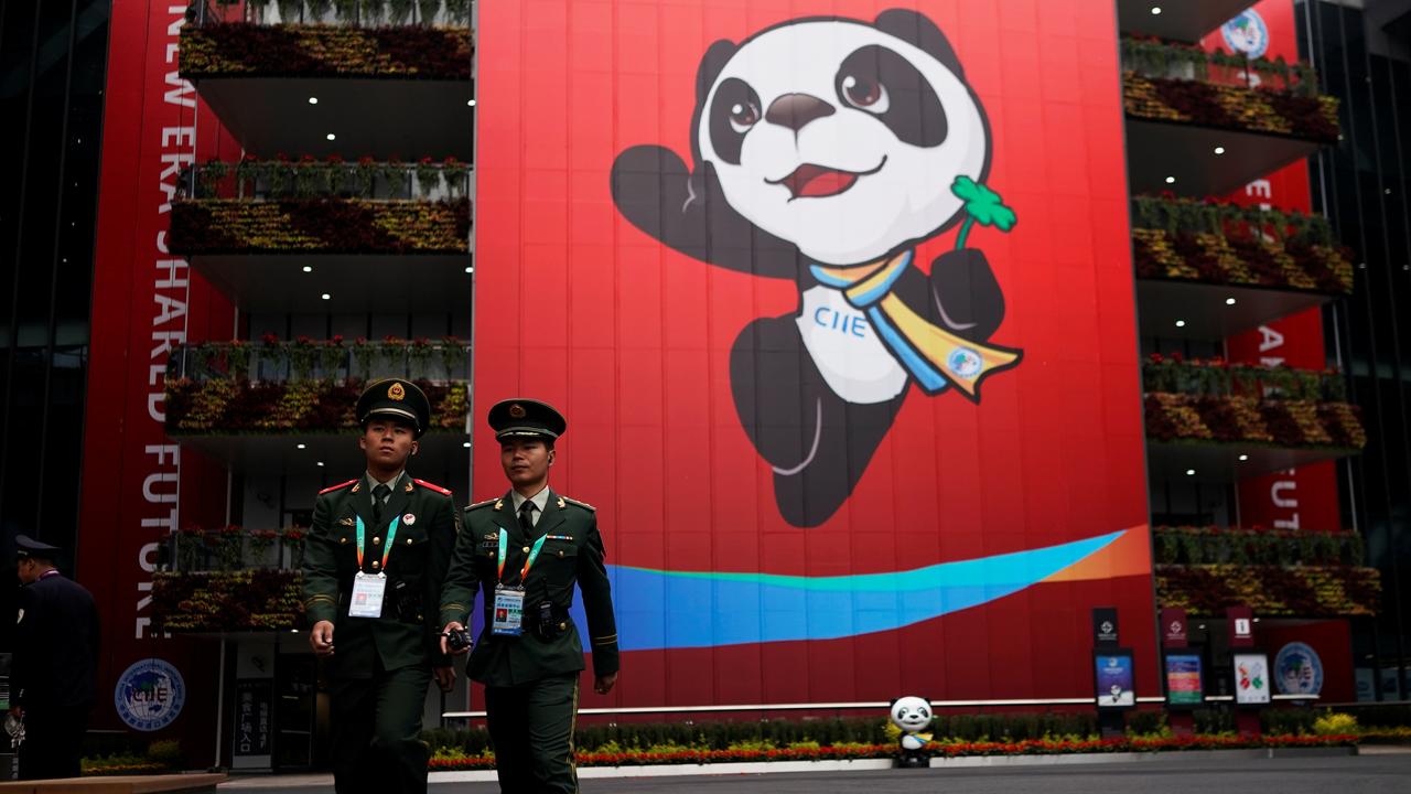 Deux gardes de sécurité devant la Foire internationale d'exportations de Shanghai. [Reuters - Aly Song]