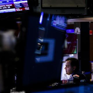 Un trader assiste à la chute du Dow Jones à la Bourse de New York jeudi. [keystone - JUSTIN LANE]